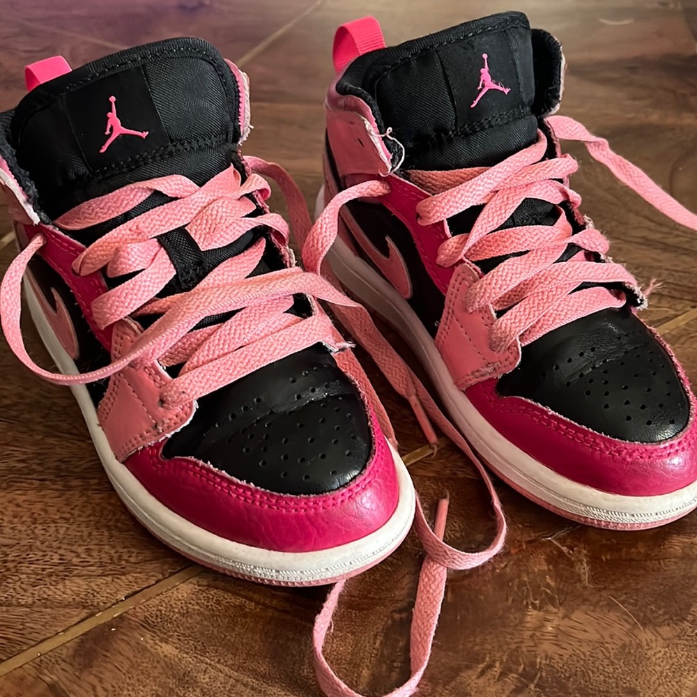 Jordan’s Mid 1 size 10.5C  (pink)